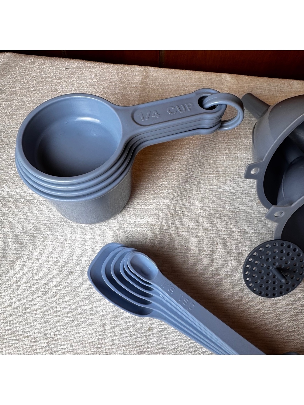 Vintage Rubbermaid Blue Measuring Cups Spoons Funnels With Strainer Kitchen Set - Picture 4 of 7